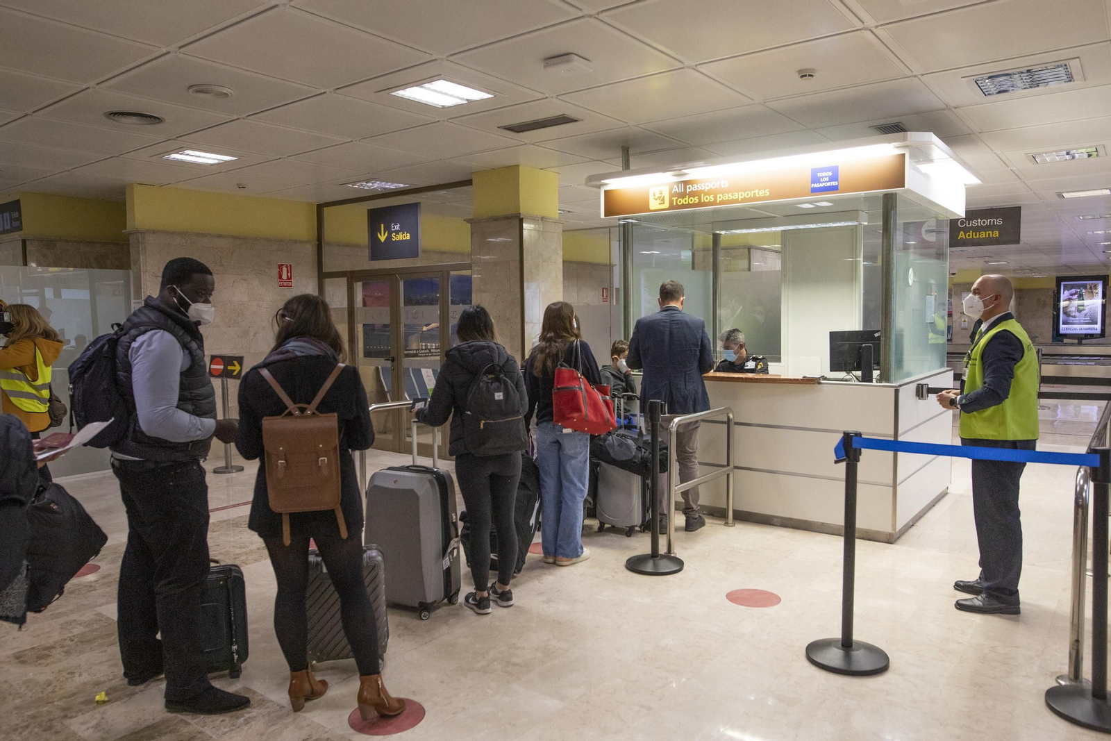 La llegada del primer vuelo de Londres a Granada, en imágenes