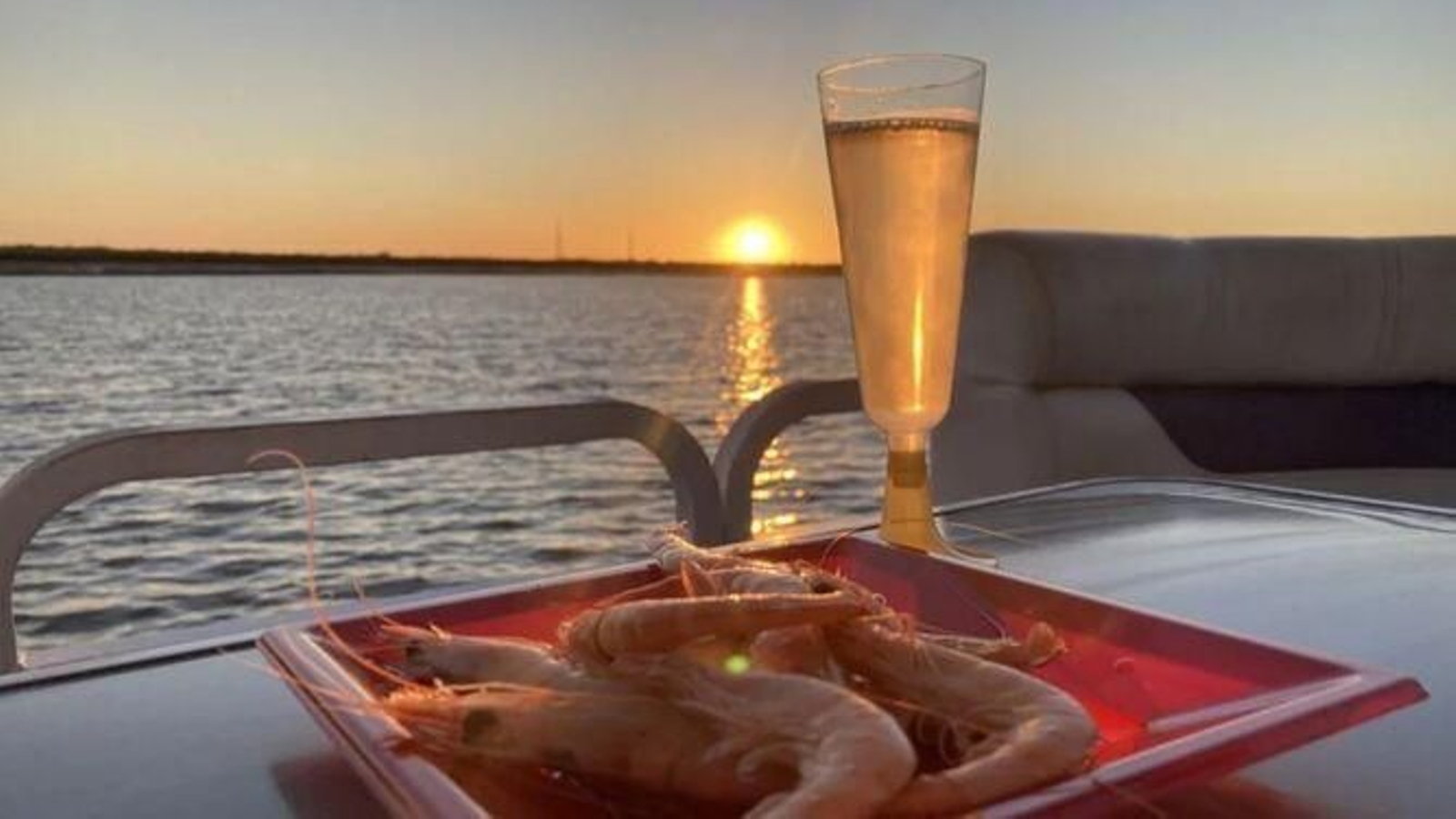 Un tour por la Ría de Punta Umbría acompañado de una copa de vino y un plato de gamba blanca de Huelva