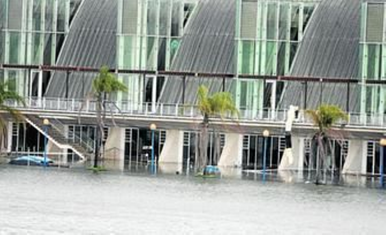 La imagen captada ayer muestra cómo las últimas lluvias han entrado en el emblemático pabellón de la Navegación de la Expo '92, en la isla de la Cartuja.