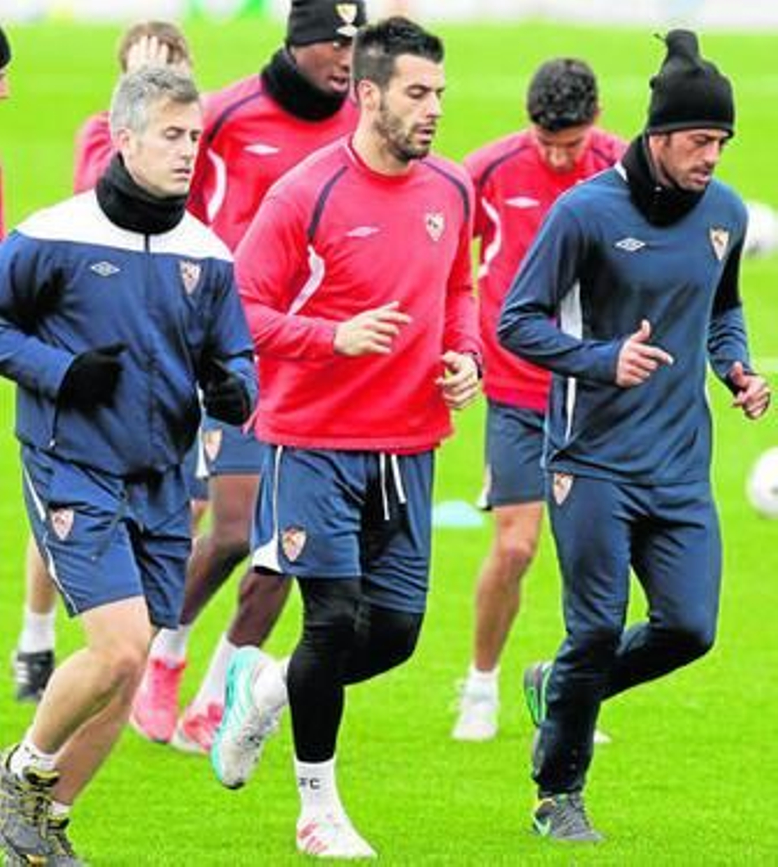 Negredo, durante el trabajo de recuperación realizado ayer flanqueado por Sergio Rodríguez y Beto.