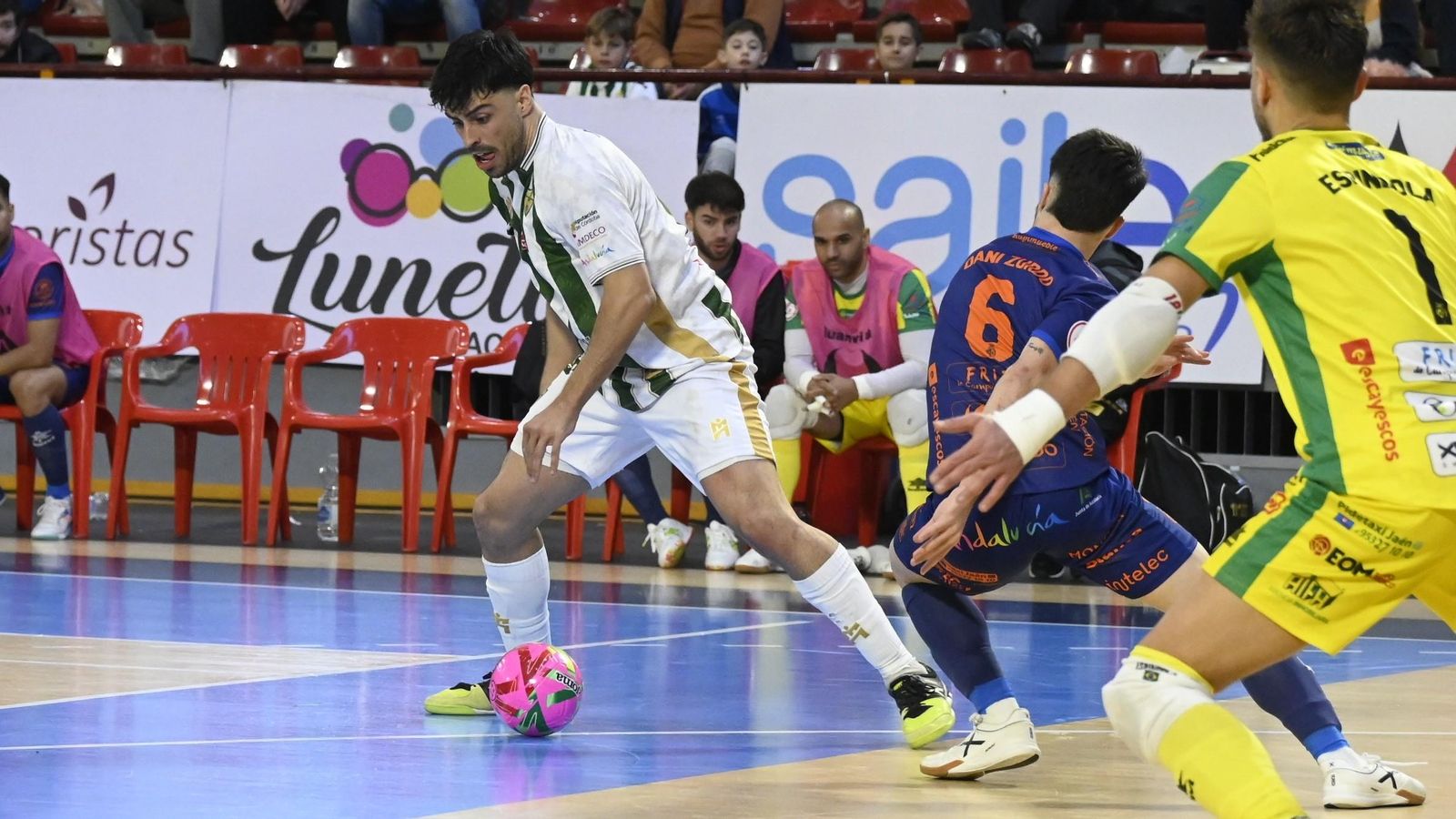 Nicolás controla el balón en presencia de Dani Zurdo.