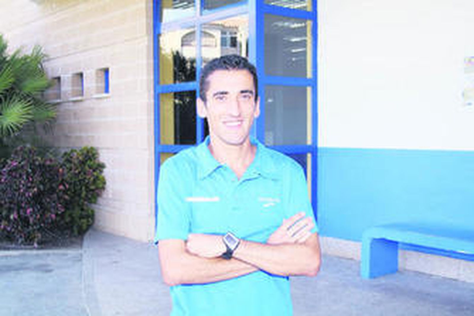 Díaz Carretero posa enfrente del polideportivo de San Pedro Alcántara.