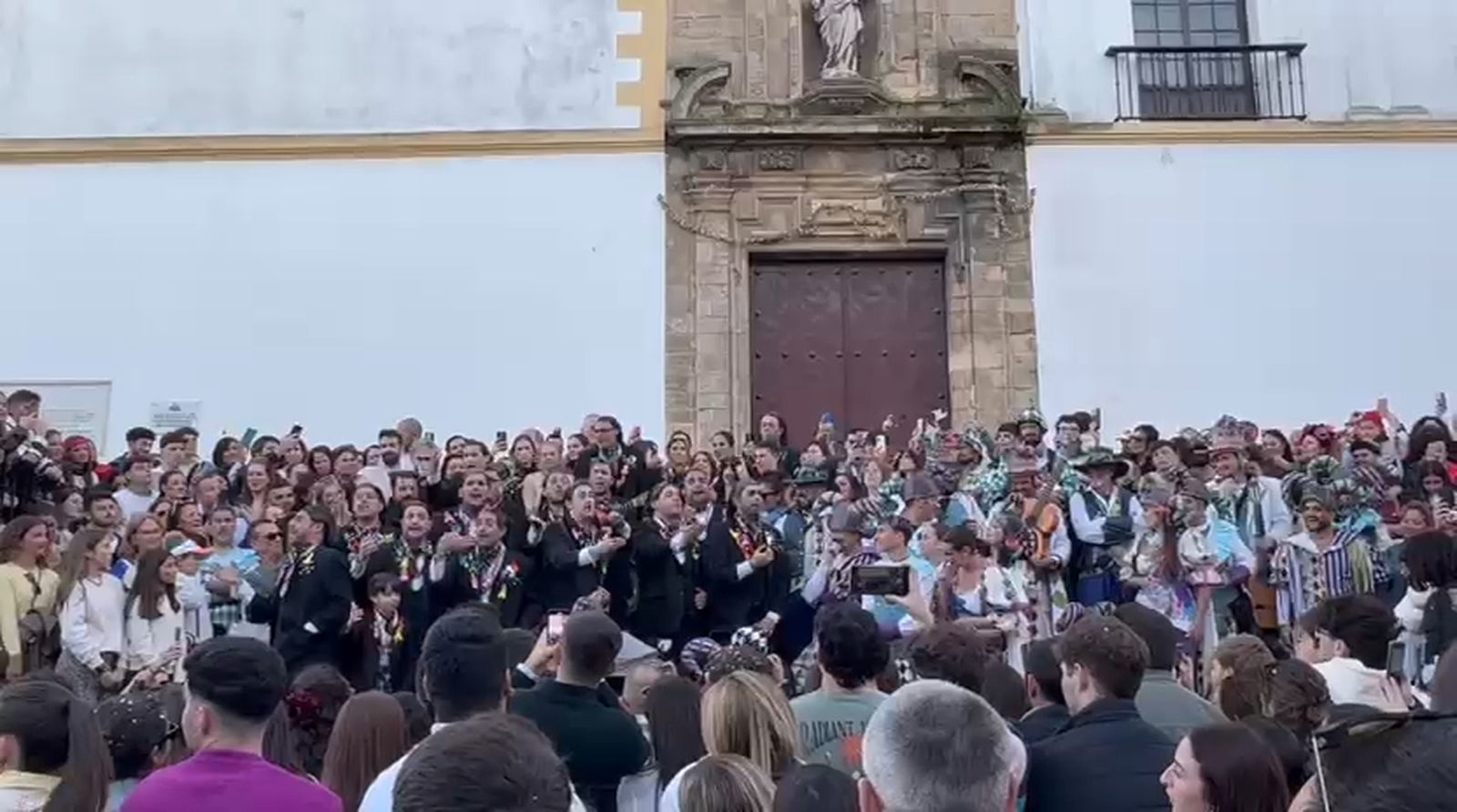 La chirigota 'Ssshhhhh!!!', de Antonio Álvarez Bizcocho, a las puertas de la iglesia de Santo Domingo