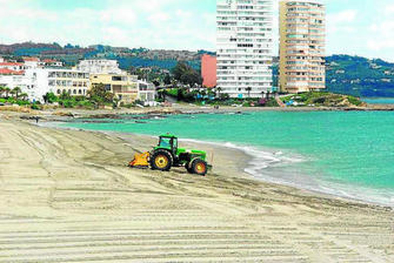 Un momento de la limpieza en la playa de Torreguadiaro.