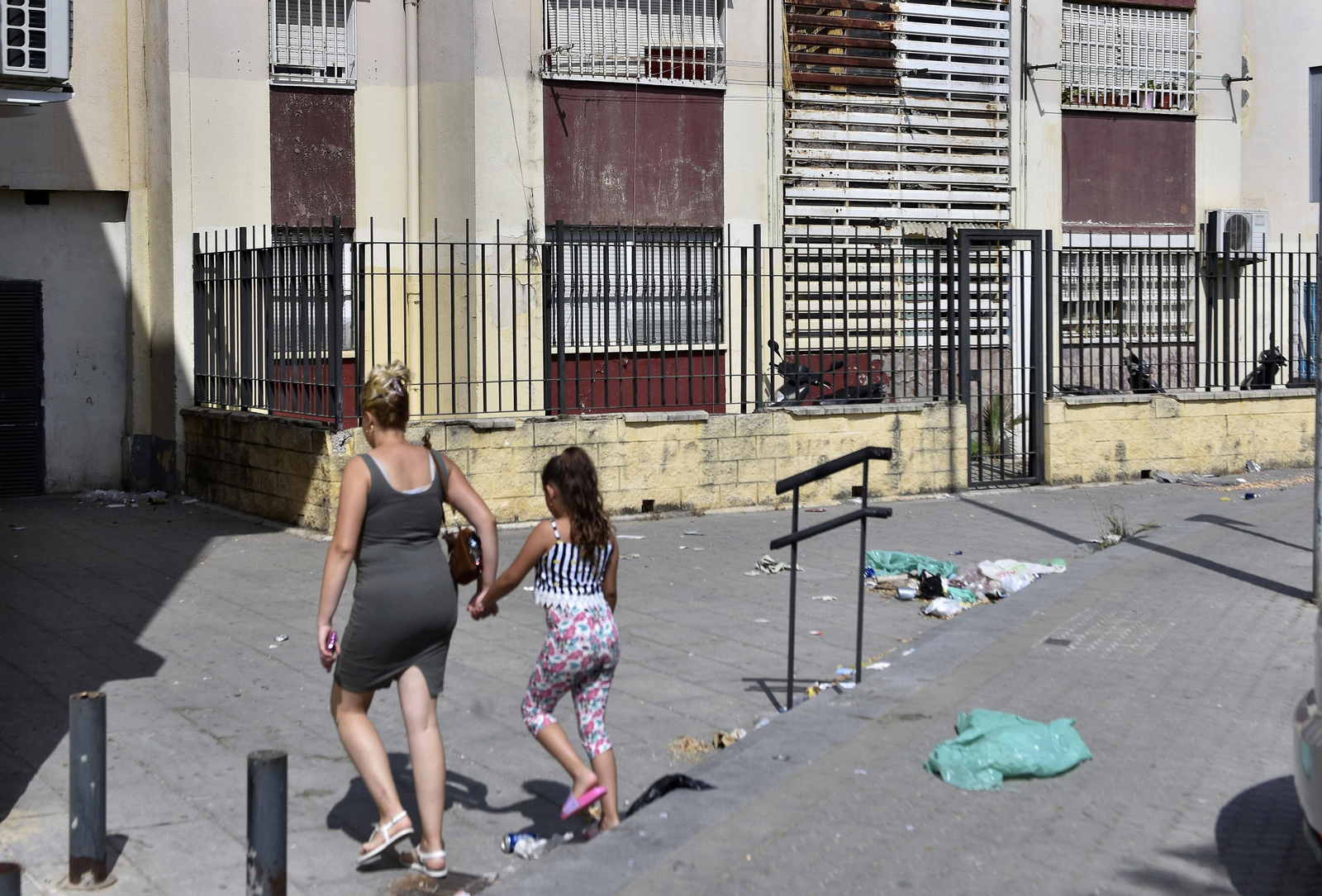 Una madre con su hija en el Polígono Sur.