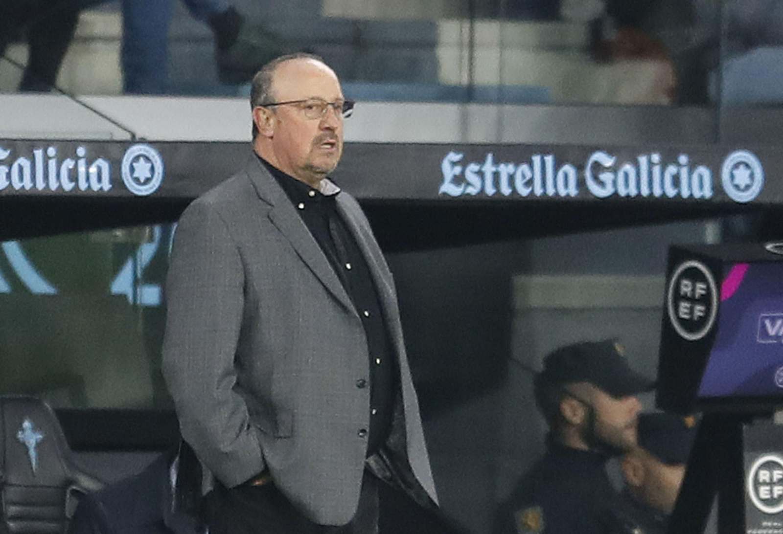 Rafa Benítez sigue atento las evoluciones del encuentro.