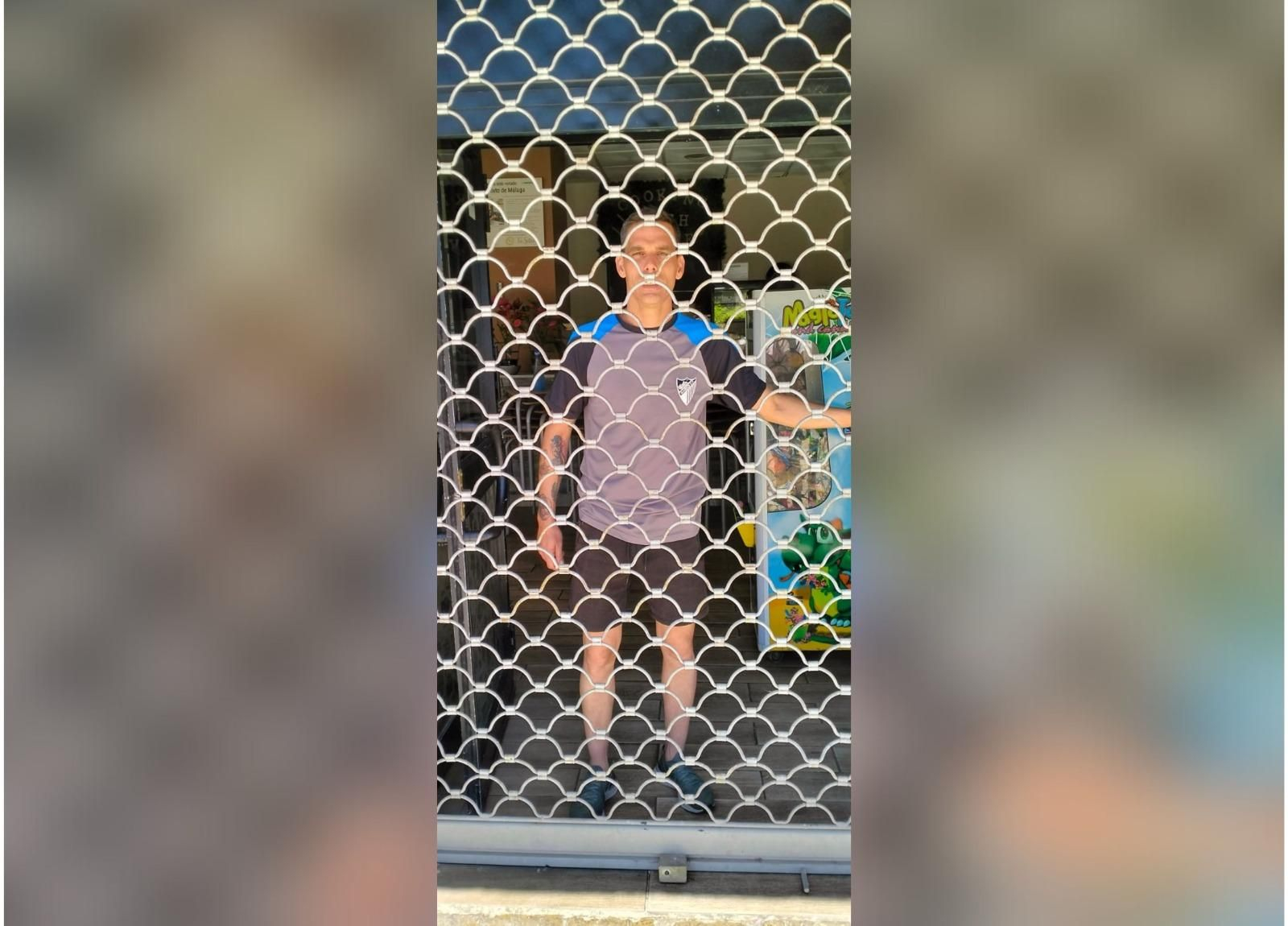 Daniel España atrapado en su local