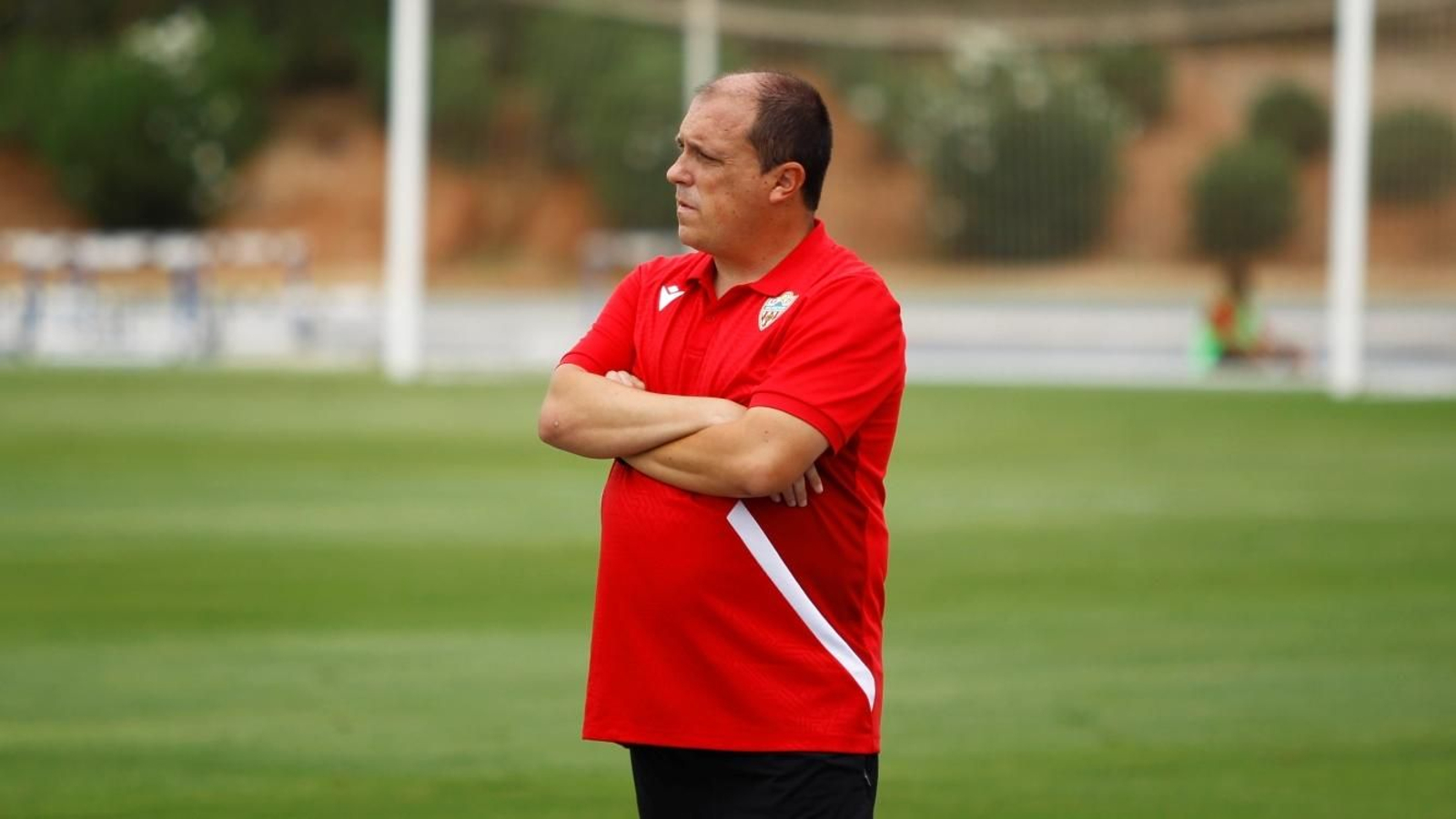 Alberto Lasarte, pensativo durante uno de los encuentros del equipo rojiblanco de este curso.