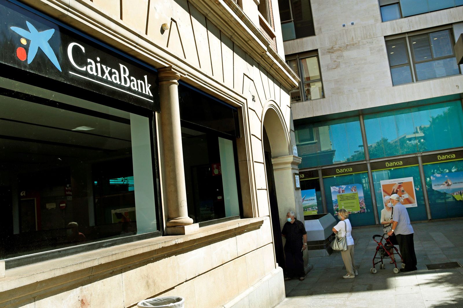Vista de una oficina de Bankia y otra de CaixaBank  en el centro de L’Hospitalet (Barcelona).