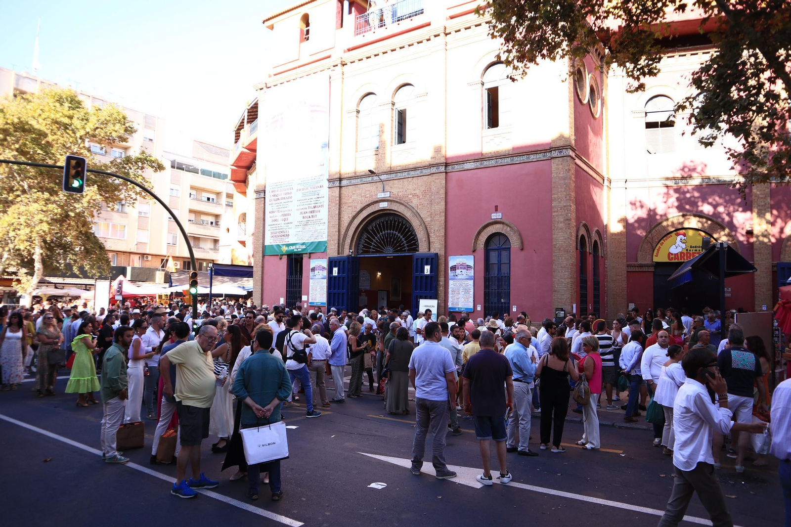 Imágenes de ambiente en el tercer día de toros en Huelva