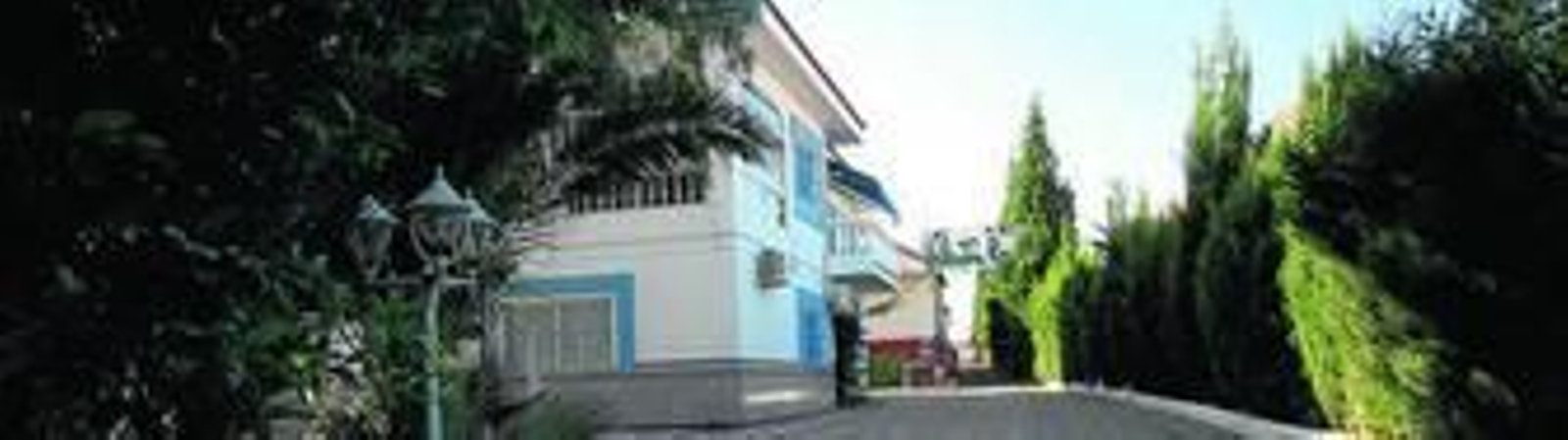 La vivienda asaltada en 2011, con la fábrica de Valentín Ramos al fondo. La familia se ha opuesto a que se realizaran fotos actuales de la parcela.