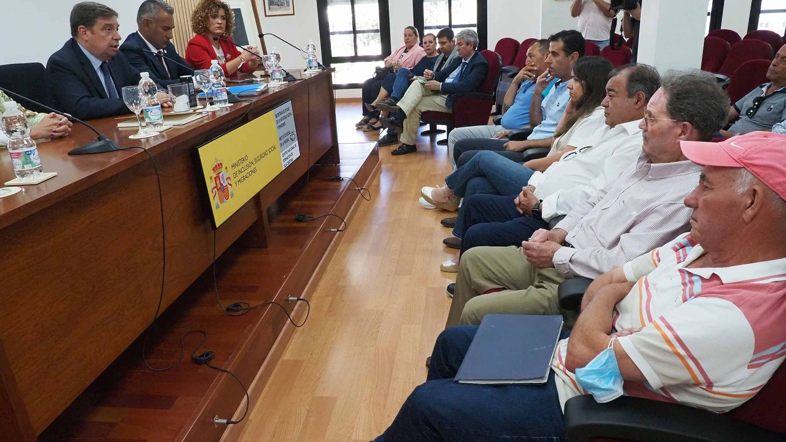 Luis Planas durante el encuentro que ha mantenido con el sector pesquero