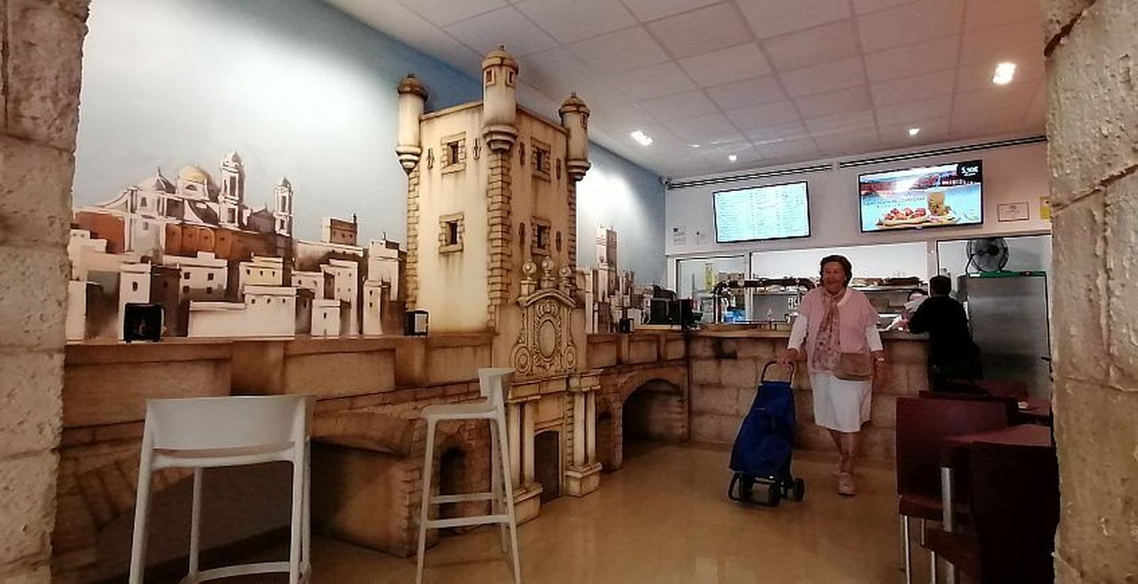 Interior de la tienda de comida preparada de la calle San Francisco