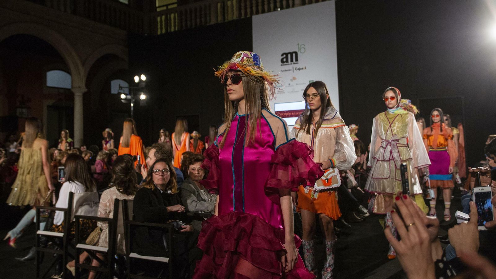 Carrusel de diseños al finalizar el desfile.