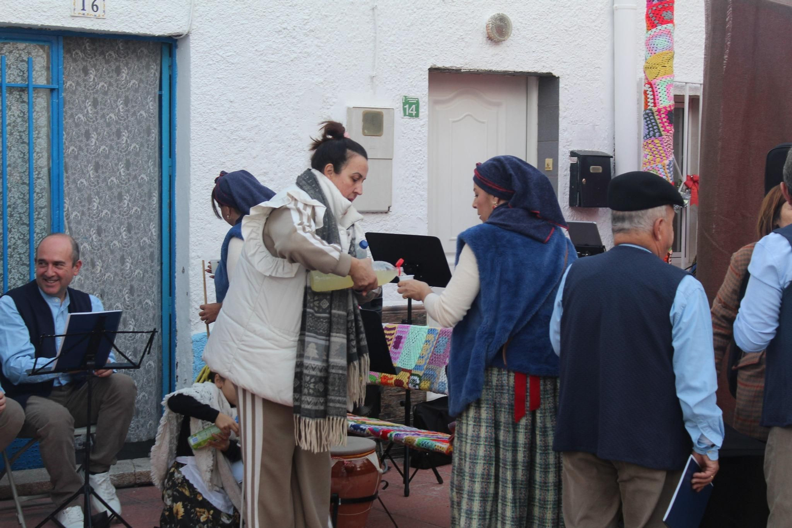 Este barrio de Huércal de Almería ya presume de su tradicoinal árbol de Navidad de ganchillo