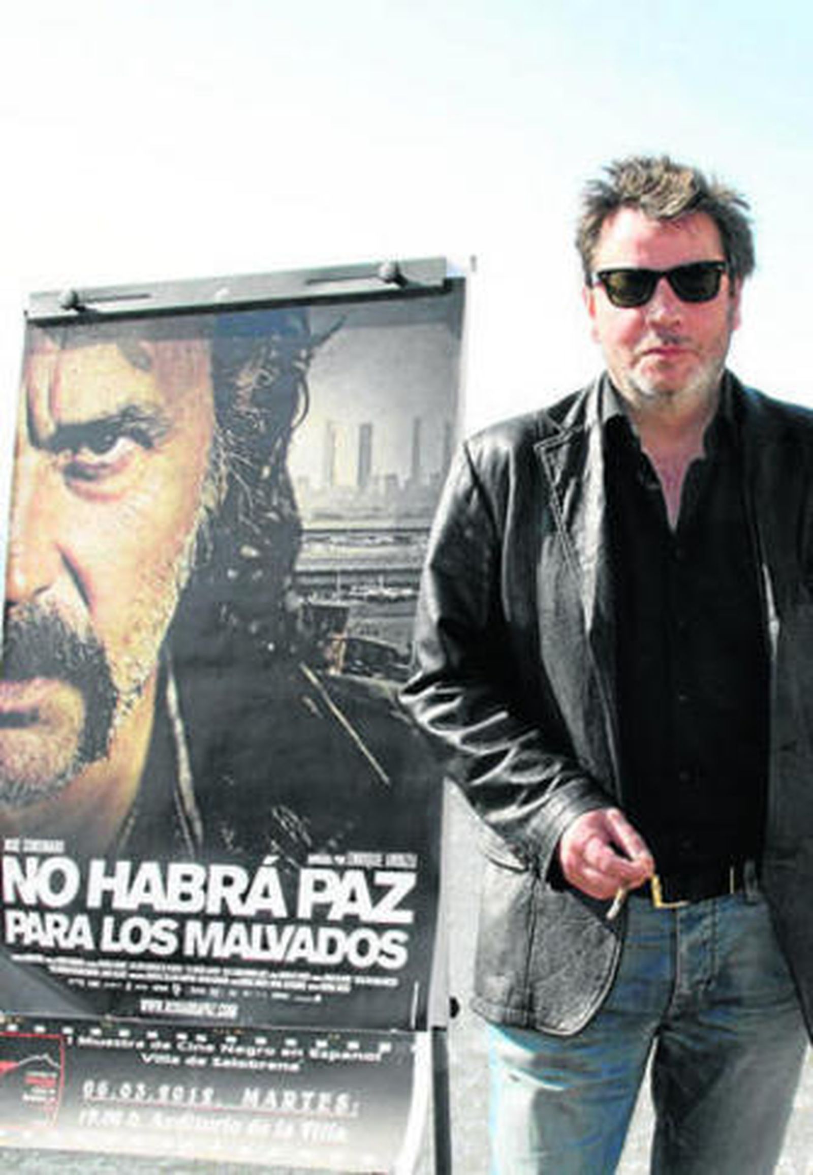 El cineasta posa con el cartel de su película en Salobreña.