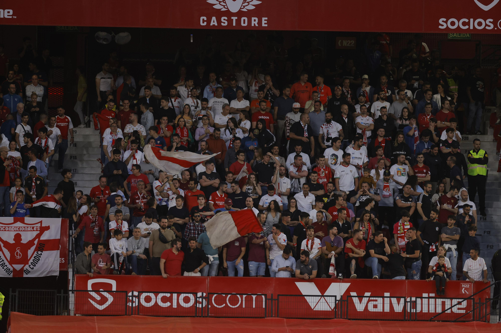 Búscate en las fotos del Sevilla-Celta