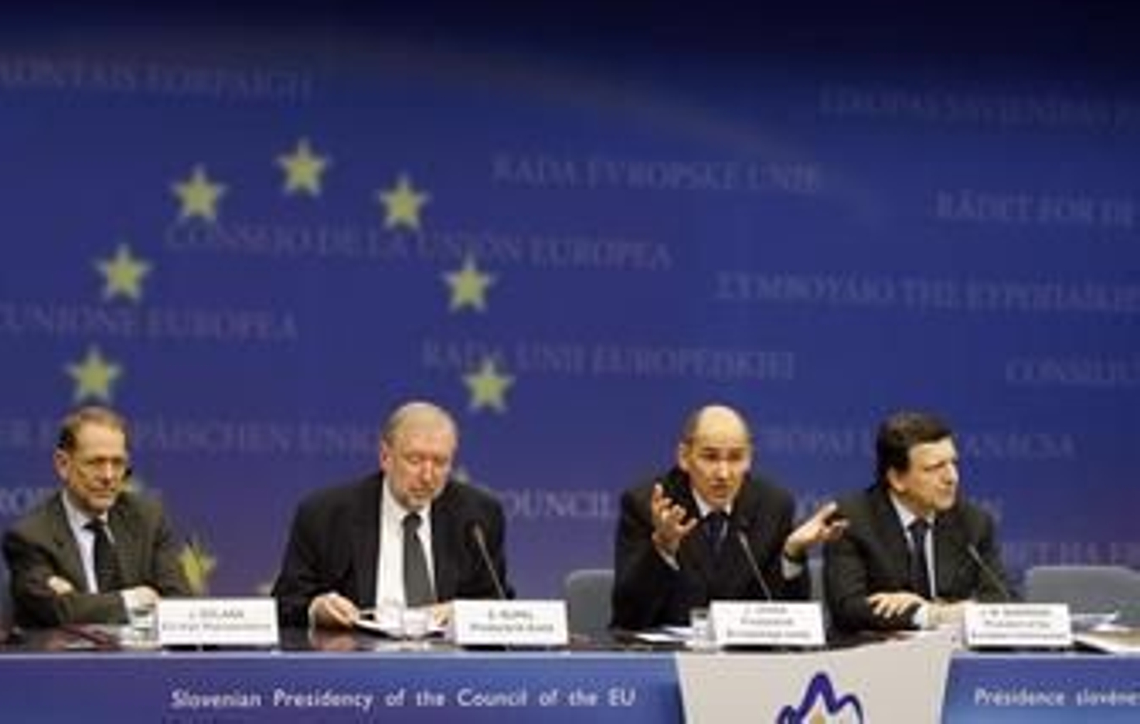 El Alto Representante de la UE, Solana; el canciller y el primer ministro eslovenos, Rupel y Jansa, y el presidente de la Comisión, Durao Barroso.