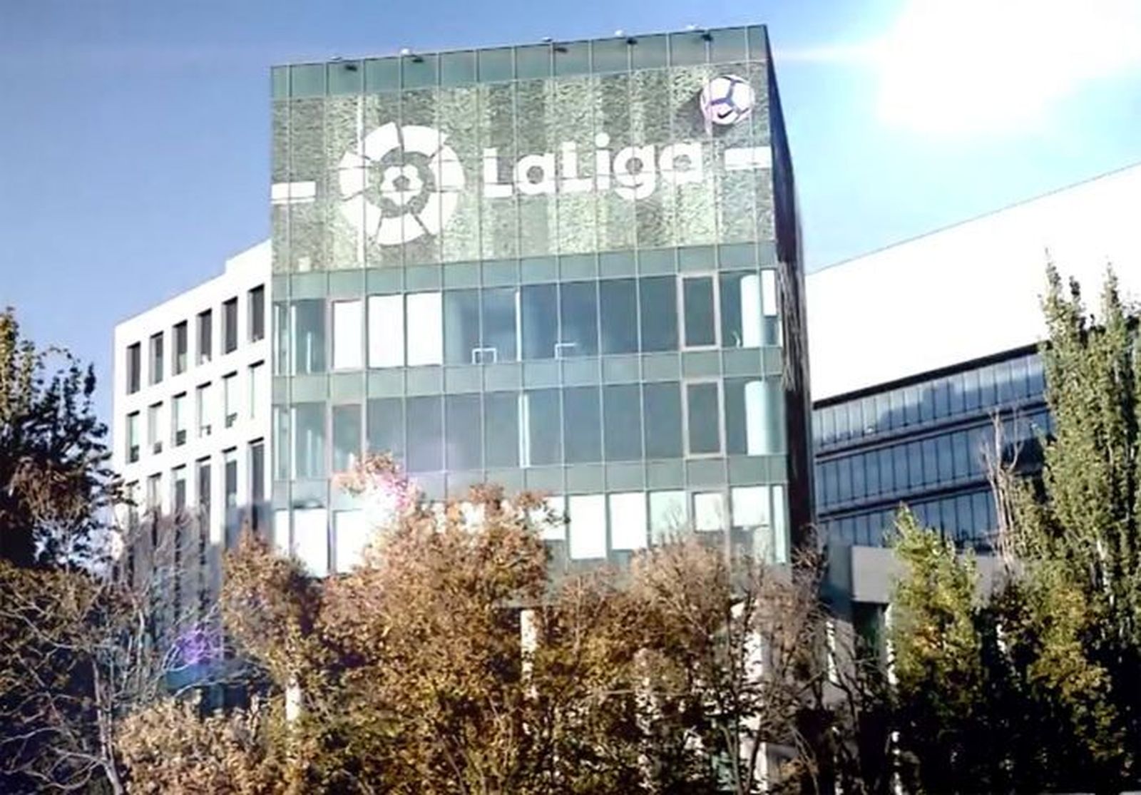 Logo de LaLiga en un edificio de Banco Santander.