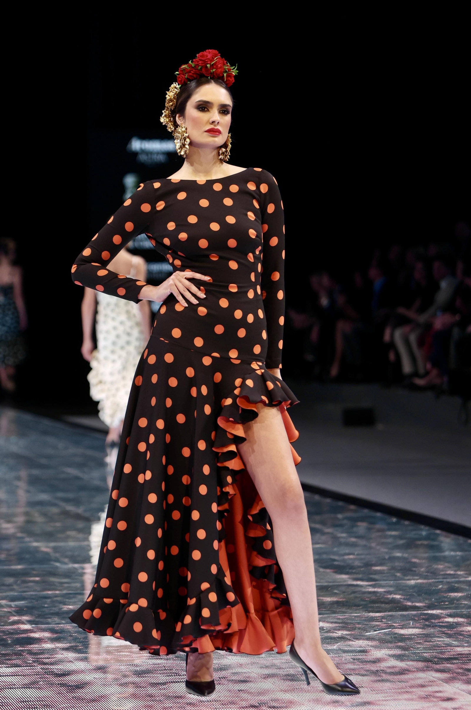 Desfile de Rosa Pedroche en SIMOF, todas las fotos