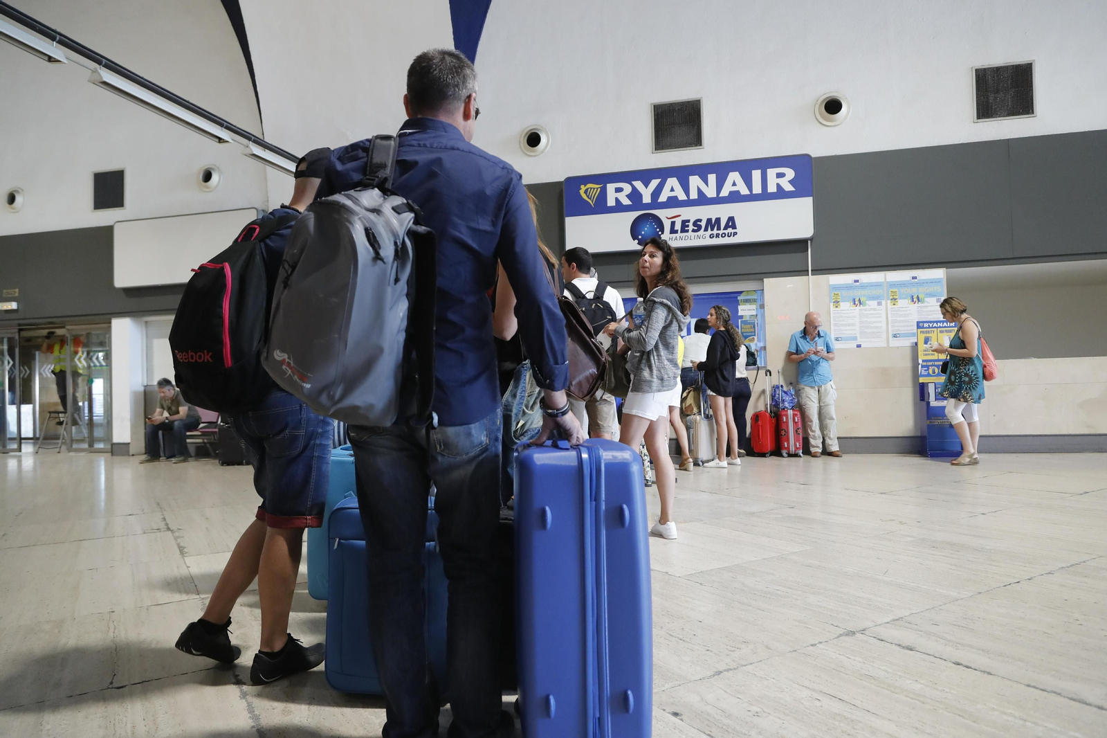Colas en un mostrador de Ryanair en el aeropuerto de Sevilla.