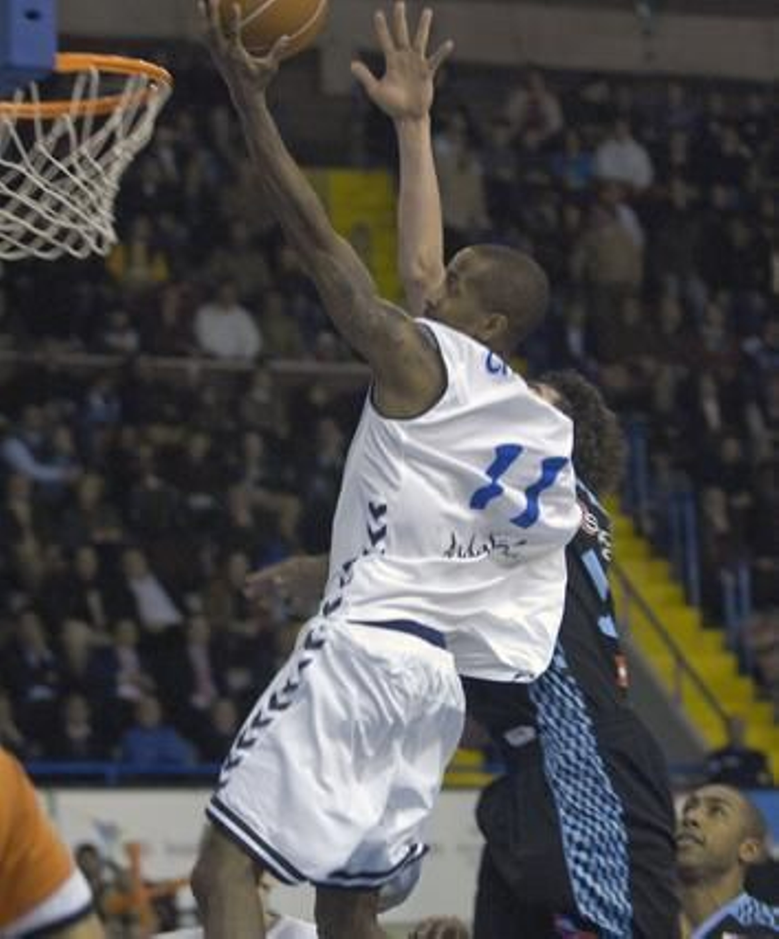 Calloway se dispone a encestar.

Foto: Manuel Gómez