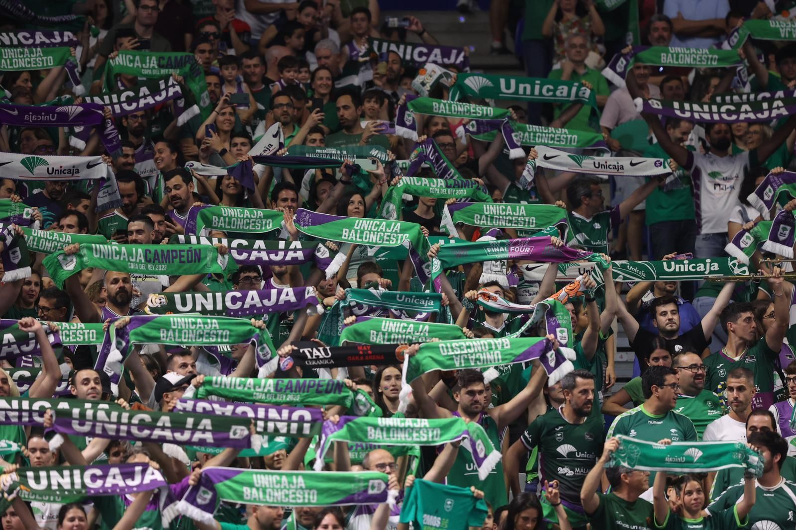 La afición saluda al equipo.