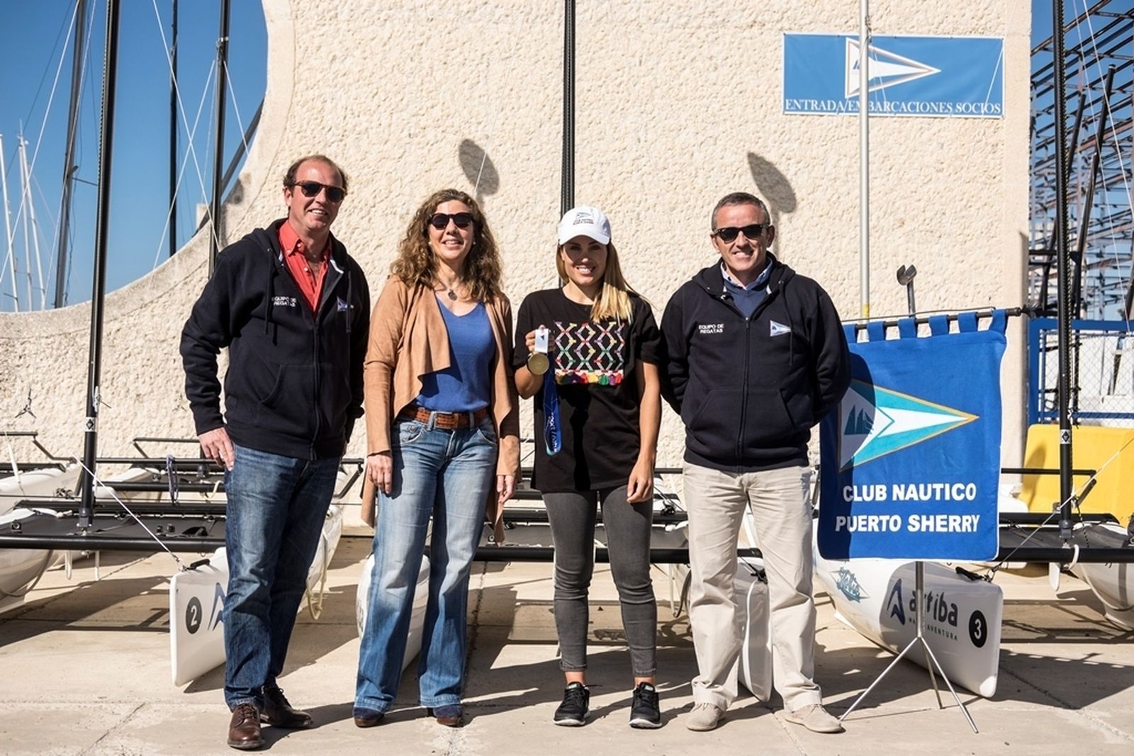 Blanca Manchón (2d) posa con los dirigentes de Puerto Sherry.