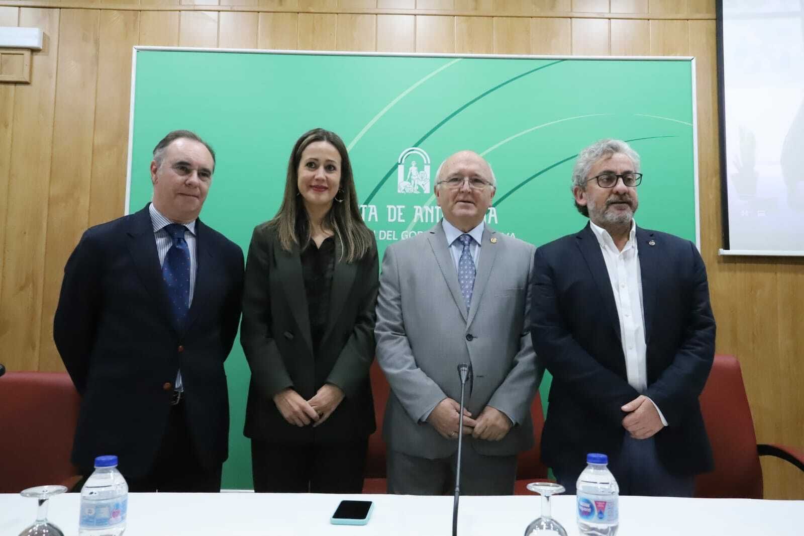 Momentos antes del acto de reconocimiento en la Delegación de la Junta de Andalucía de Huelva.