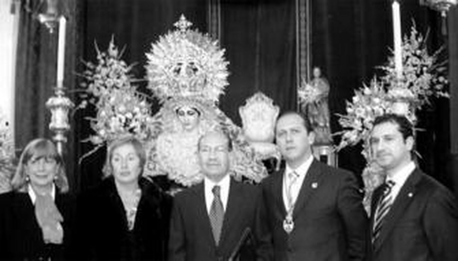 En la noche del pasado jueves tuvo lugar en la iglesia de La Palma el pregón en honor y gloria de María Santísima de las Penas, uno de los actos cumbres de la Cuaresma en esta cofradía viñera. Estuvo a cargo del periodista, escritor y presidente de la isleña Real Academia de San Romualdo de Ciencias, Letras y Arte, José Carlos Fernández Moreno, quien dedicó su acertada intervención a la mujer viñera. Tras unas sentidas palabras al Cristo de la Misericordia, dedicó todo el final del pregón a la Titular de la Archicofradía, para quien pidió su coronación canónica, en respuesta al fervor y devoción de todo Cádiz, "que se extiende por donde acaba la calle de La Palma". José Carlos Fernández, que aparece en la foto junto a su mujer, su hermana y su hijo, recibió un hermoso recuerdo de la cofradía, de manos de su hermano mayor, Francisco Lucero. La Virgen quedó ya expuesta en besamanos.