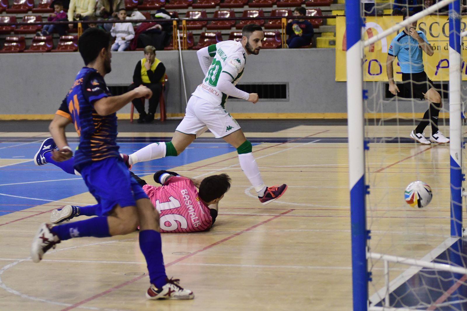 Manu Leal anota uno de los tantos del Córdoba CF Futsal ante el Colo Colo Zaragoza.