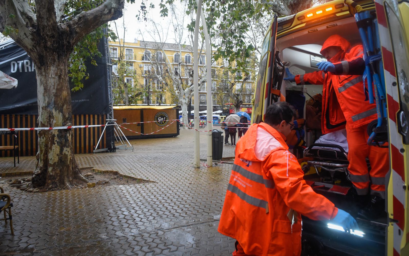 Heridos varios niños en la caída de una carpa en la Alameda