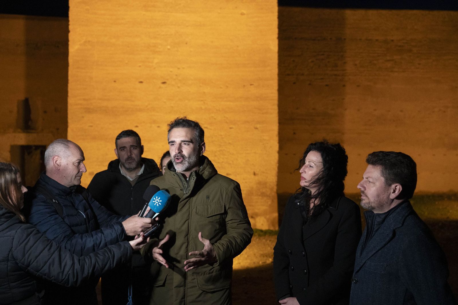 Las murallas del Cerro de San Cristóbal se encienden para iluminar Almería