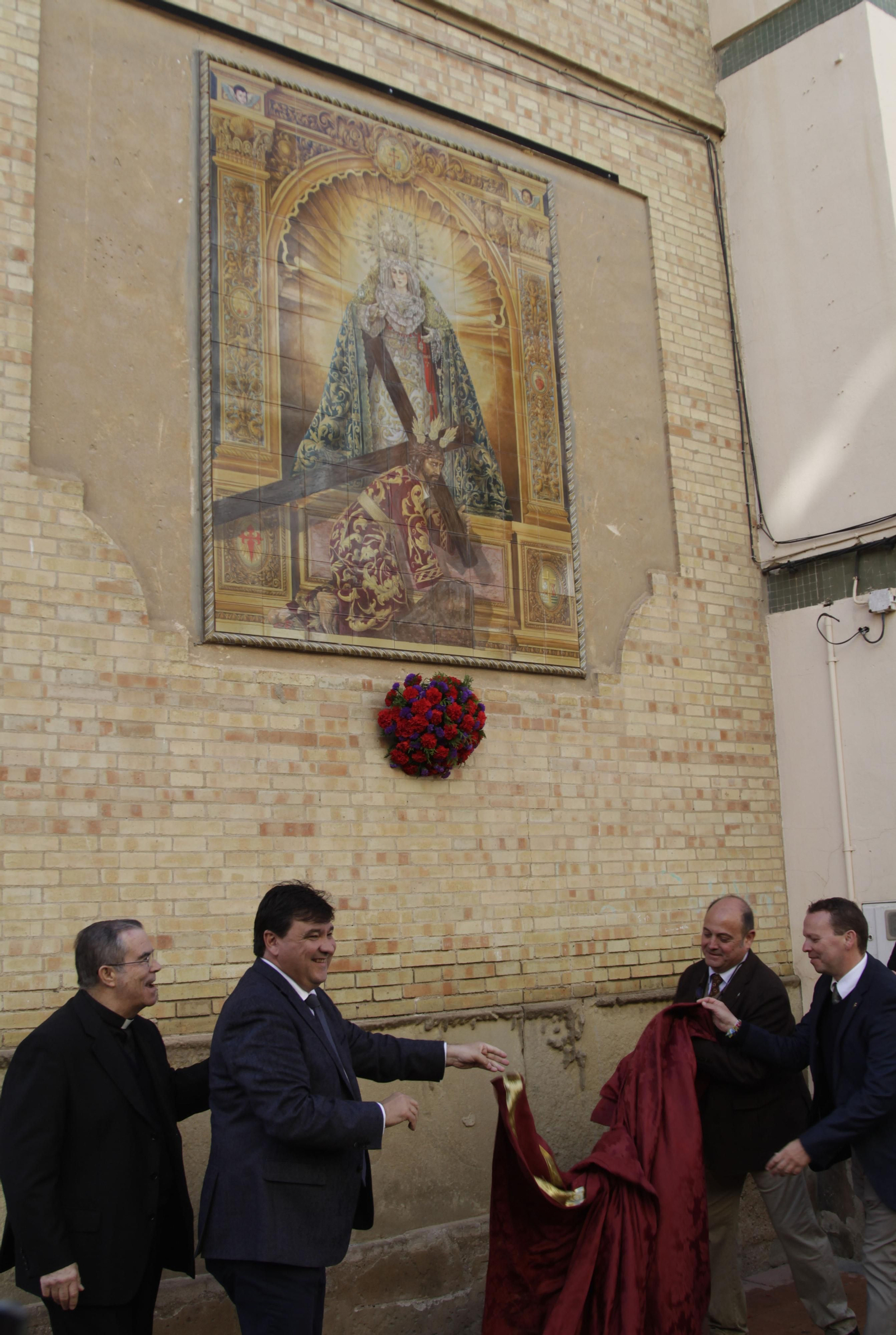 Inauguración del retablo cerámico conmemorativo de la Hermandad de las Tres Caídas de Huelva.