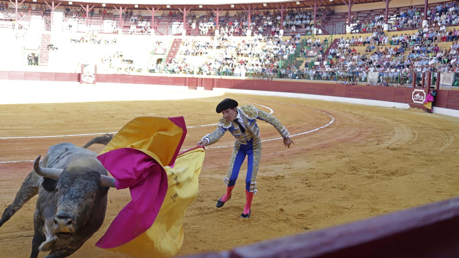 Fotos de la corrida del viernes de la Feria de La Línea: Curro Díaz, Manuel Escribano y David Galván