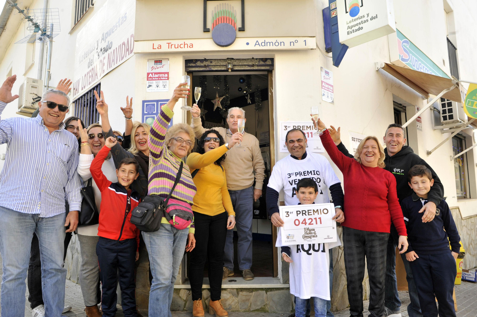 La administración bosqueña celebrando la suerte con vecinos y turistas.