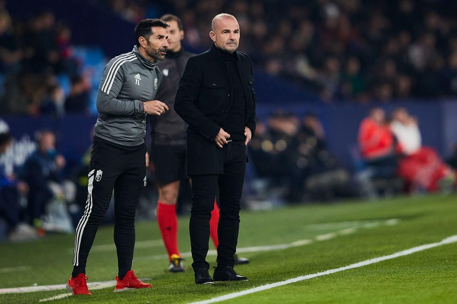Paco López recibe indicaciones de su cuerpo técnico.