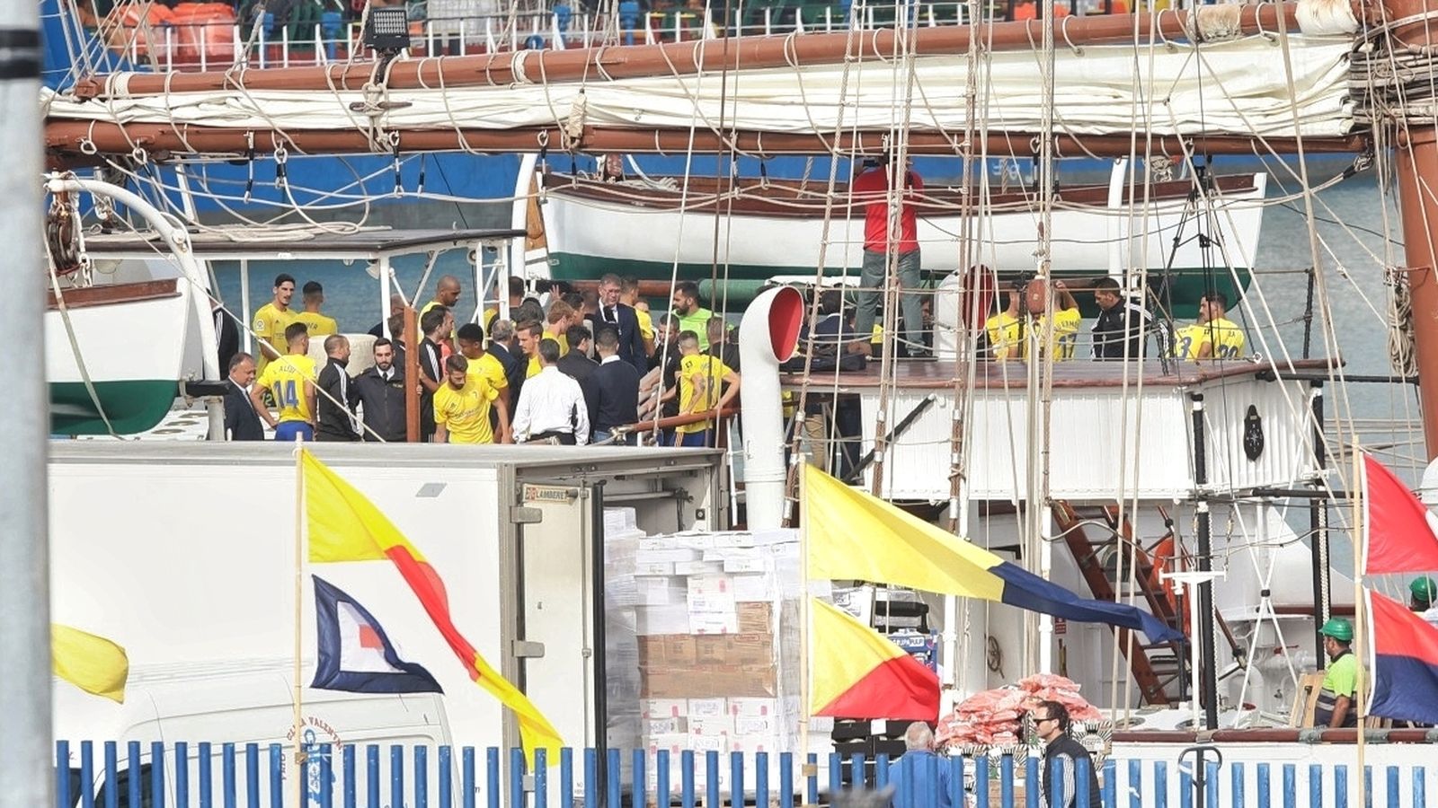 La presencia del equipo amarillo no dejó indiferente a los miembros de la tripulación del buque escuela.