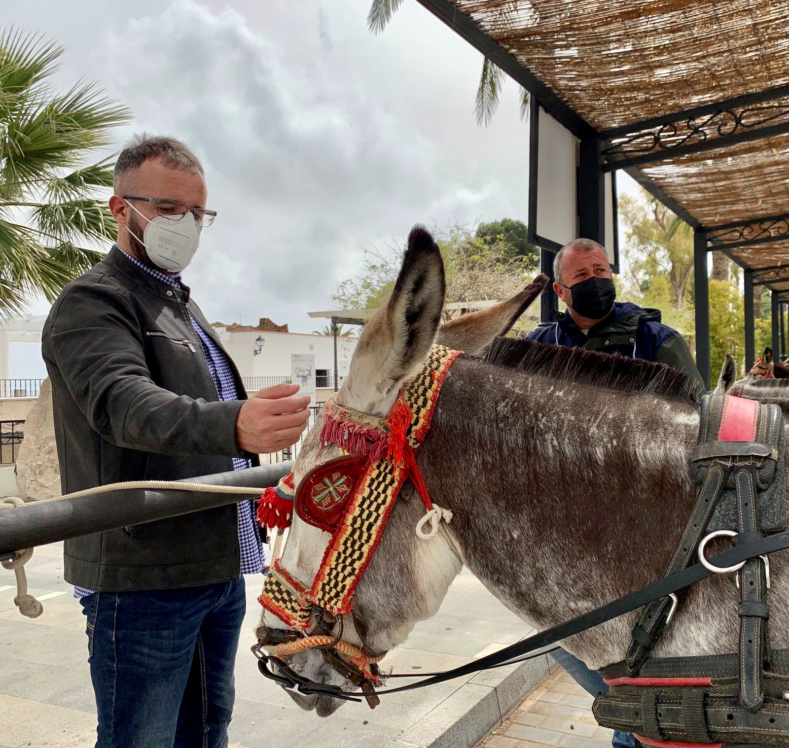 El concejal de Transportes de Mijas, junto a un arriero.