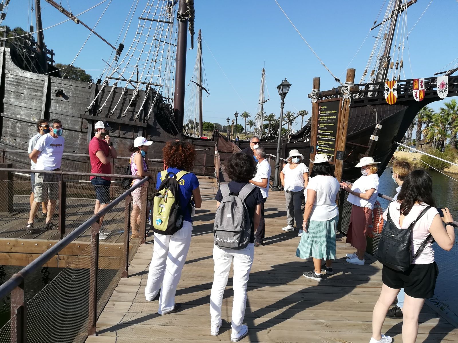 Imagen de archivo de visitas al Muelle de las Carabelas durante la pandemia.