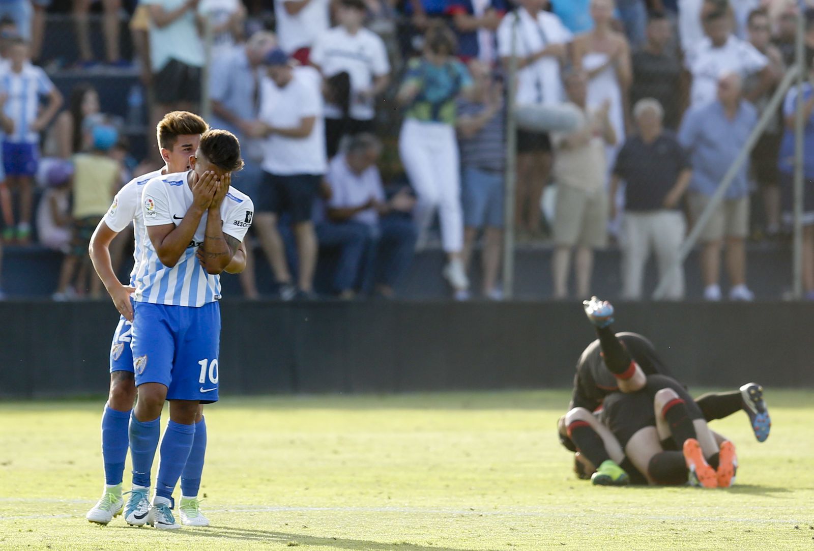 Kuki se lamenta ante la celebración de los jugadores del Adarve