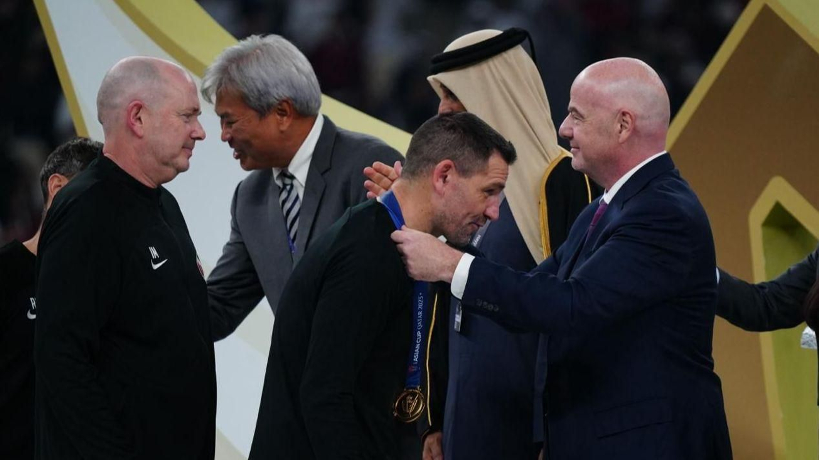 Javi Ruiz recibe de Gianni Infantino, presidente de FIFA, la medalla como ganador de la Copa de Asia con Catar