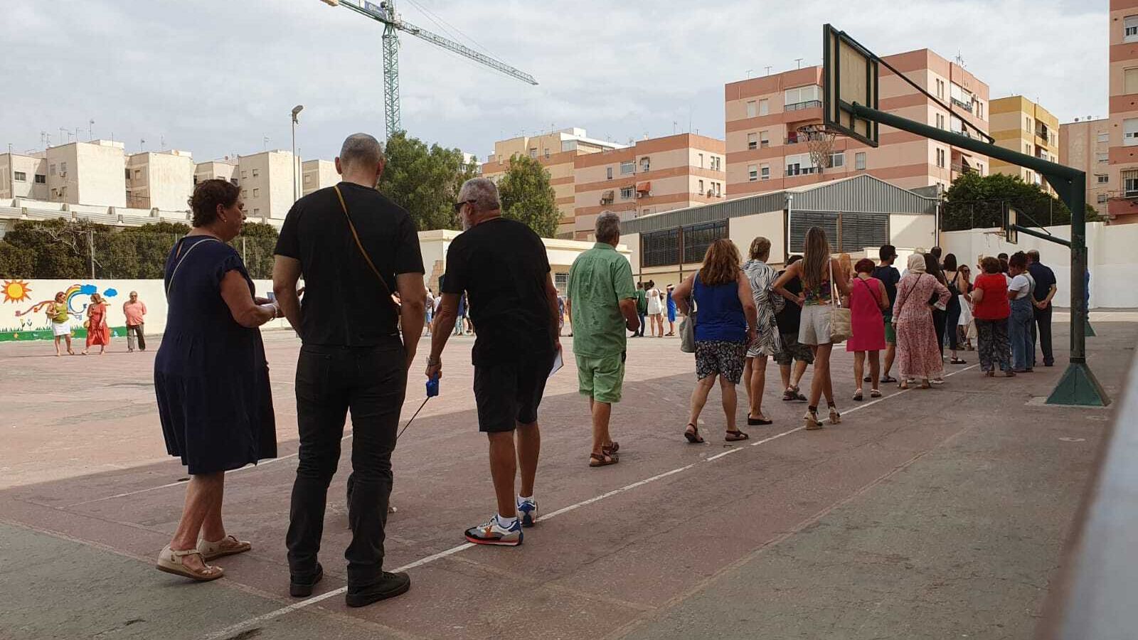 Largas colas para votar por la mañana en algunos colegios como el CEIP Indalo de la capital