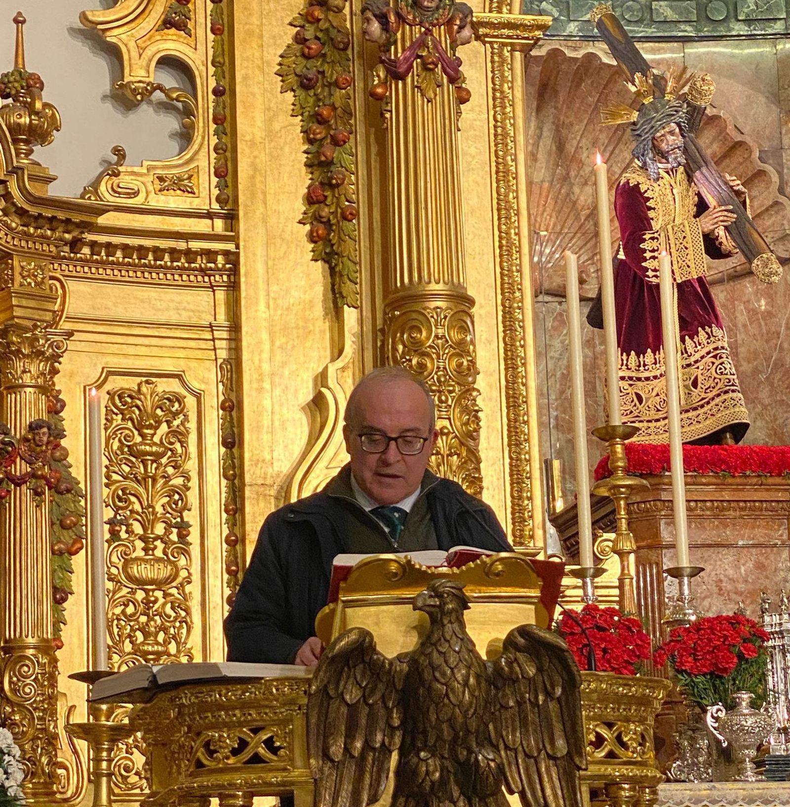 José Luis Pereira junto al Gran Poder en una visita de la asociación a San Lorenzo.