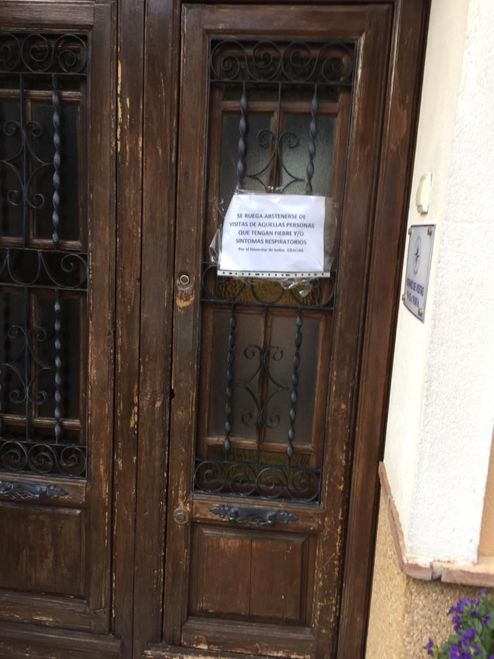 Cartel puesto en la puerta de la residencia en febrero.