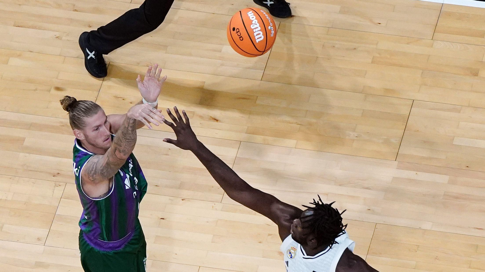 Osetkowski lanza ante Ibaka.