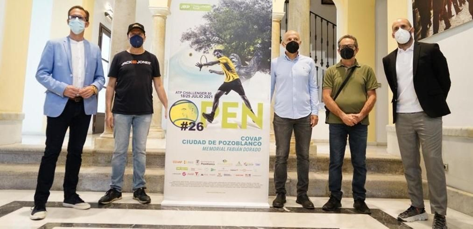 Las autoridades, durante la presentación del acto.