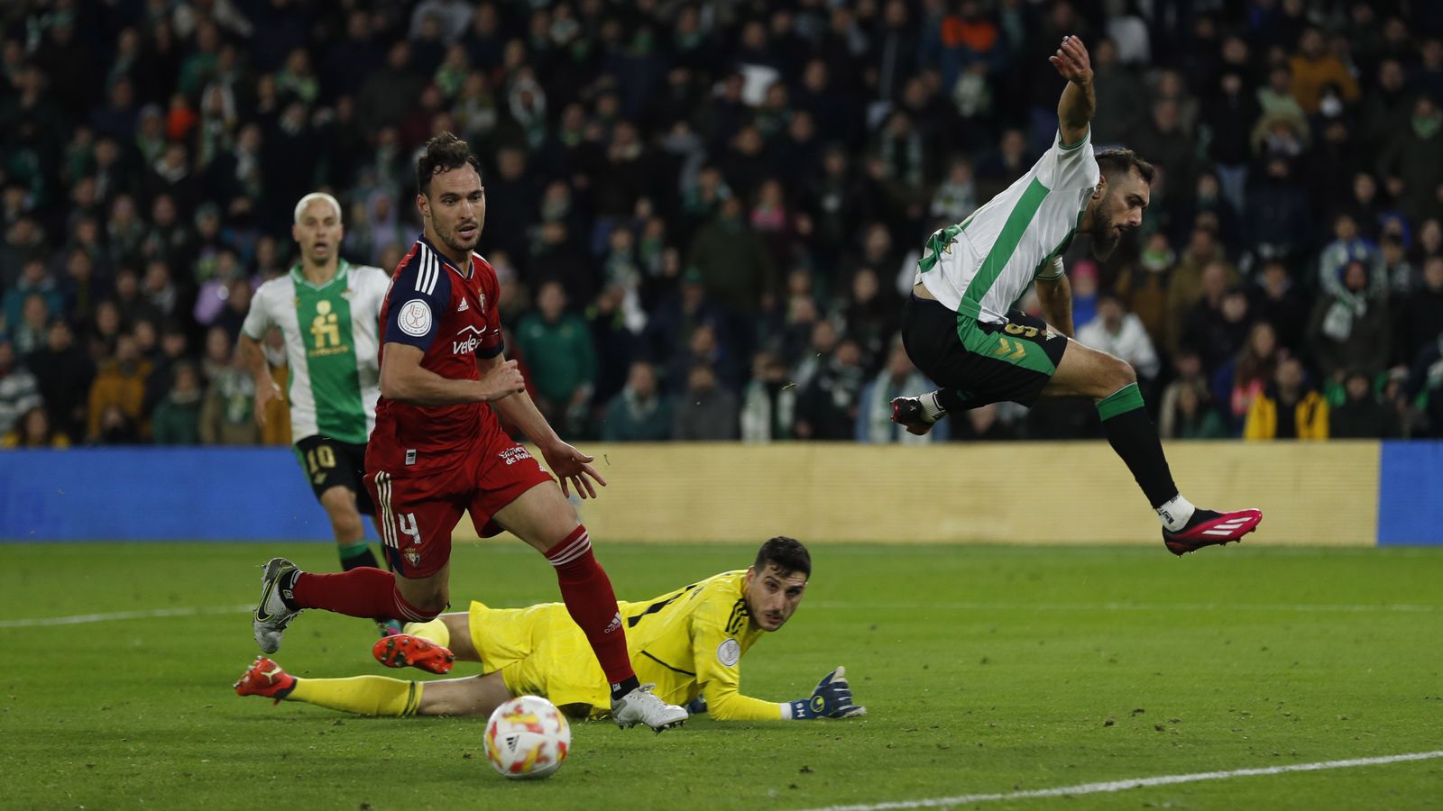 Borja Iglesias salta por encima de Sergio Herrera tras dar el pase del 2-1.