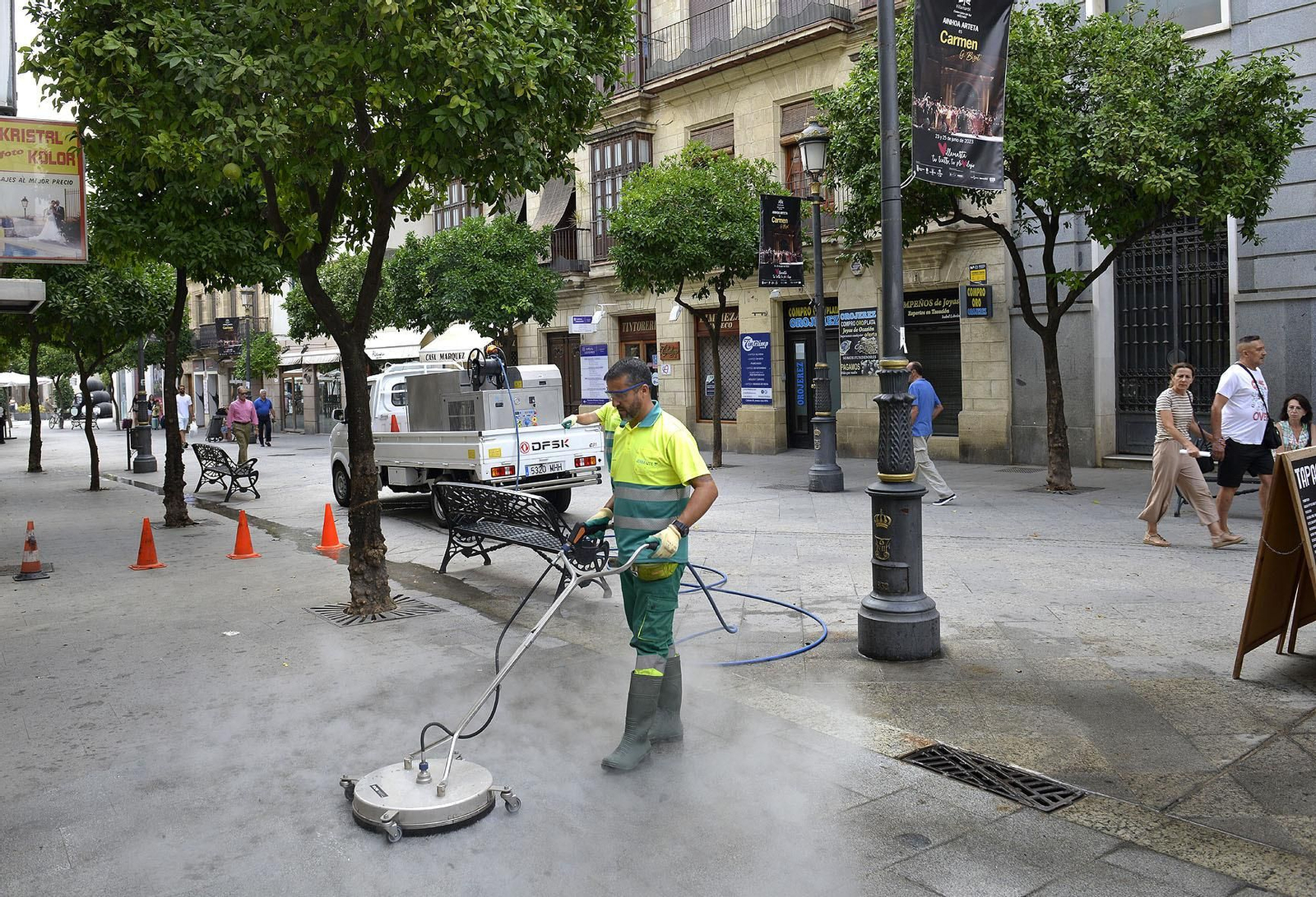 Trabajos de limpieza en la Calle Larga.