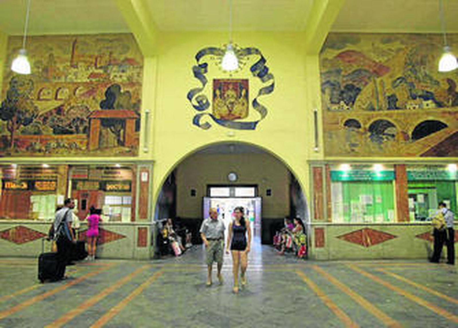 Vestíbulo de la estación de autobuses del Prado de San Sebastían, construida en 1941.